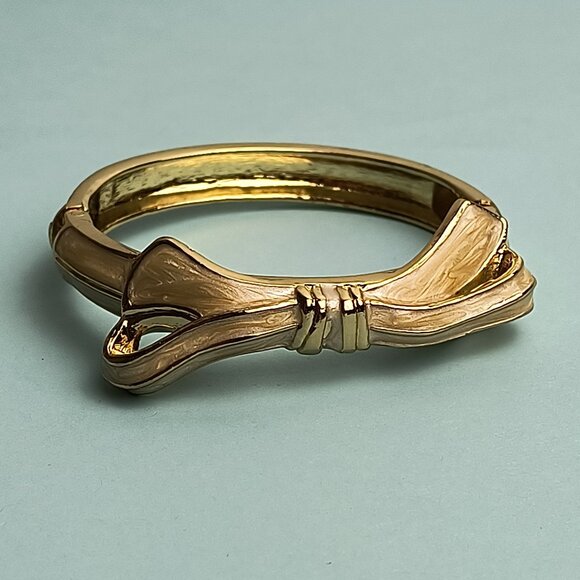 RIBBON BOW Enamel Bow Shape Hinged Bangle Bracelet Cream Tan Gold Plated Tone - Picture 7 of 7